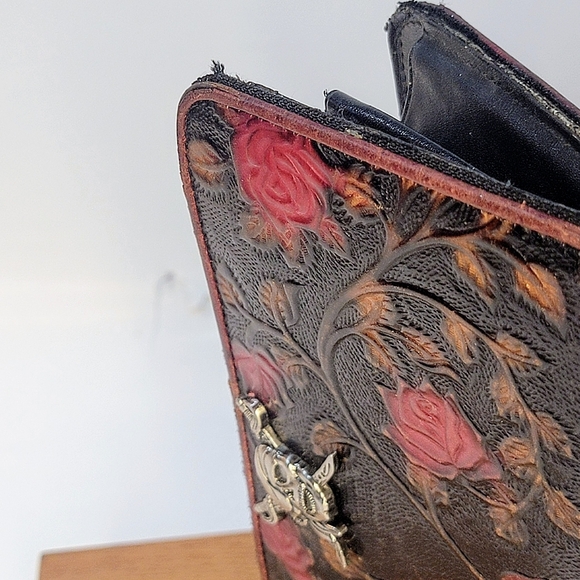 ISABELLA FIORE Vintage Embossed Leather Wallet With Silver Pirate Skull Accennts - Picture 13 of 15